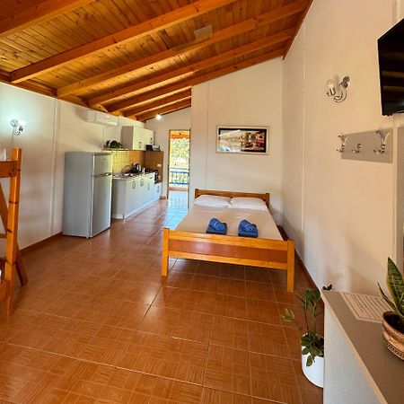 Guesthouse Rondo Himare Exterior photo