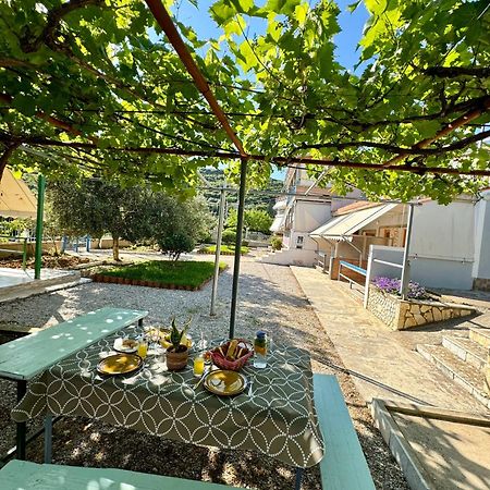 Guesthouse Rondo Himare Exterior photo