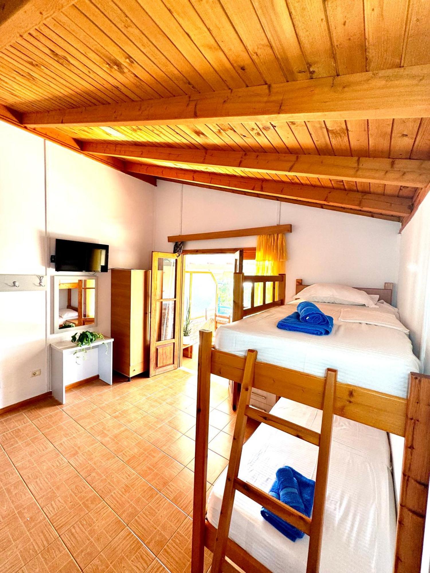 Guesthouse Rondo Himare Exterior photo