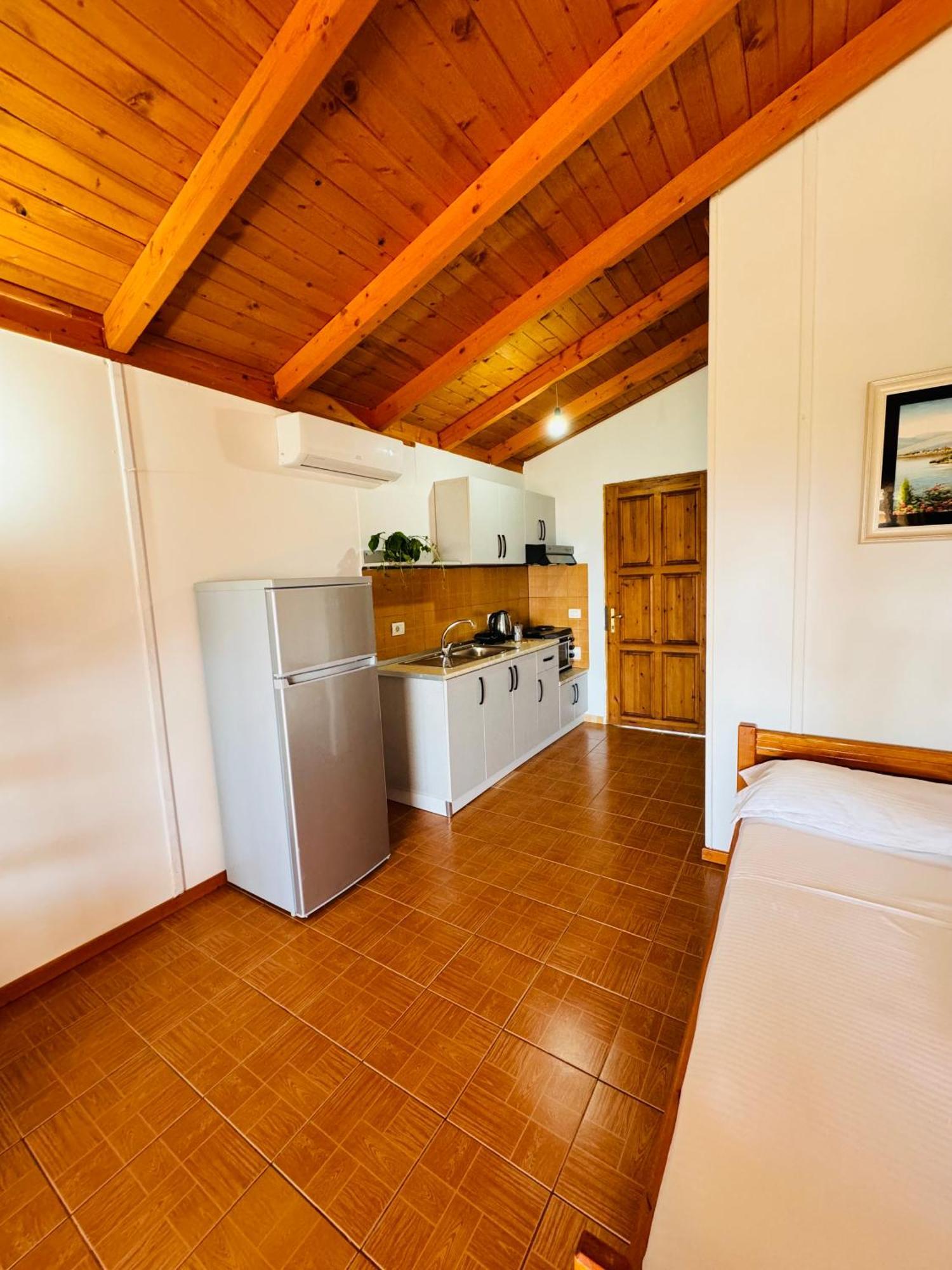 Guesthouse Rondo Himare Exterior photo