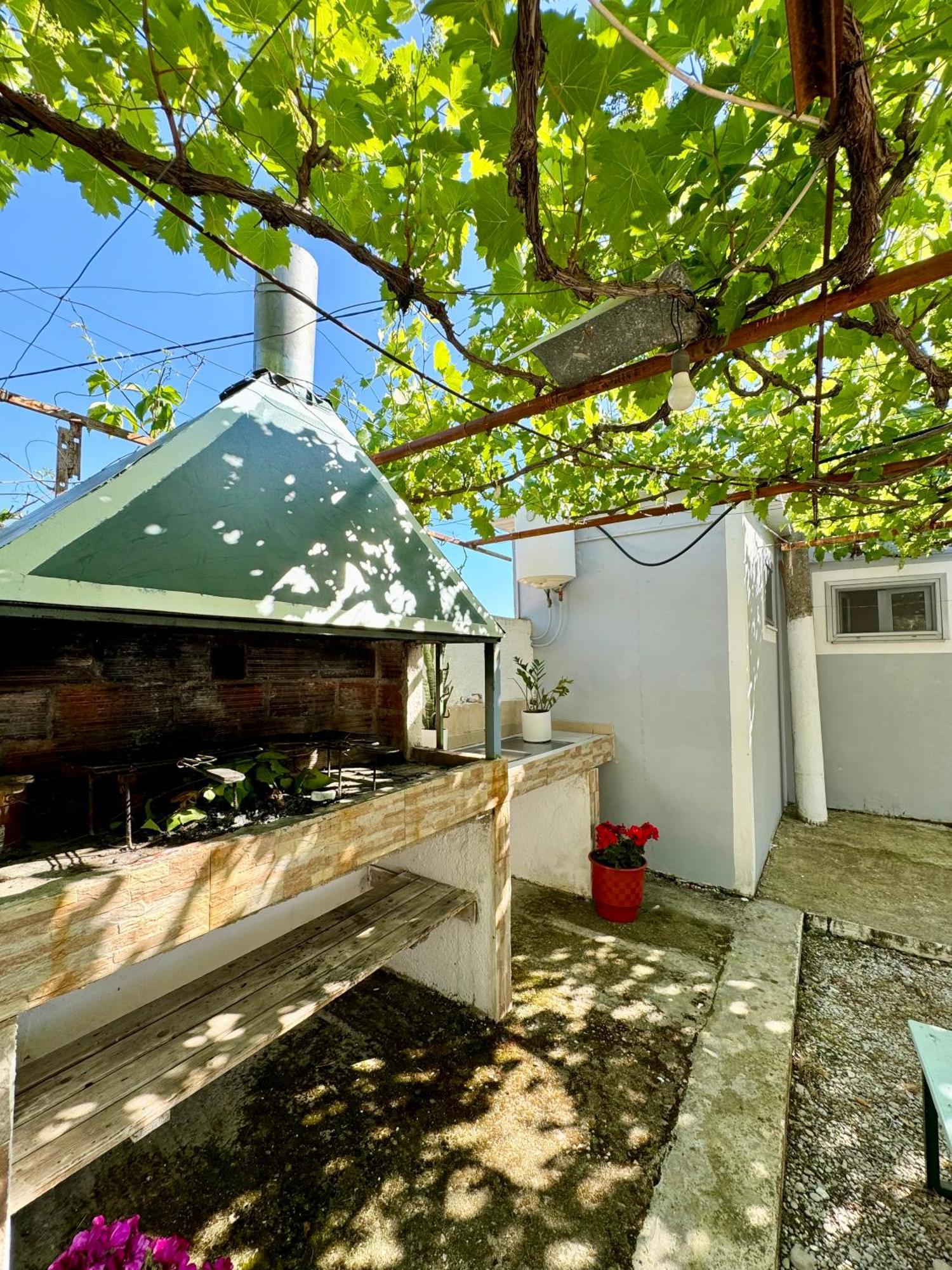 Guesthouse Rondo Himare Exterior photo