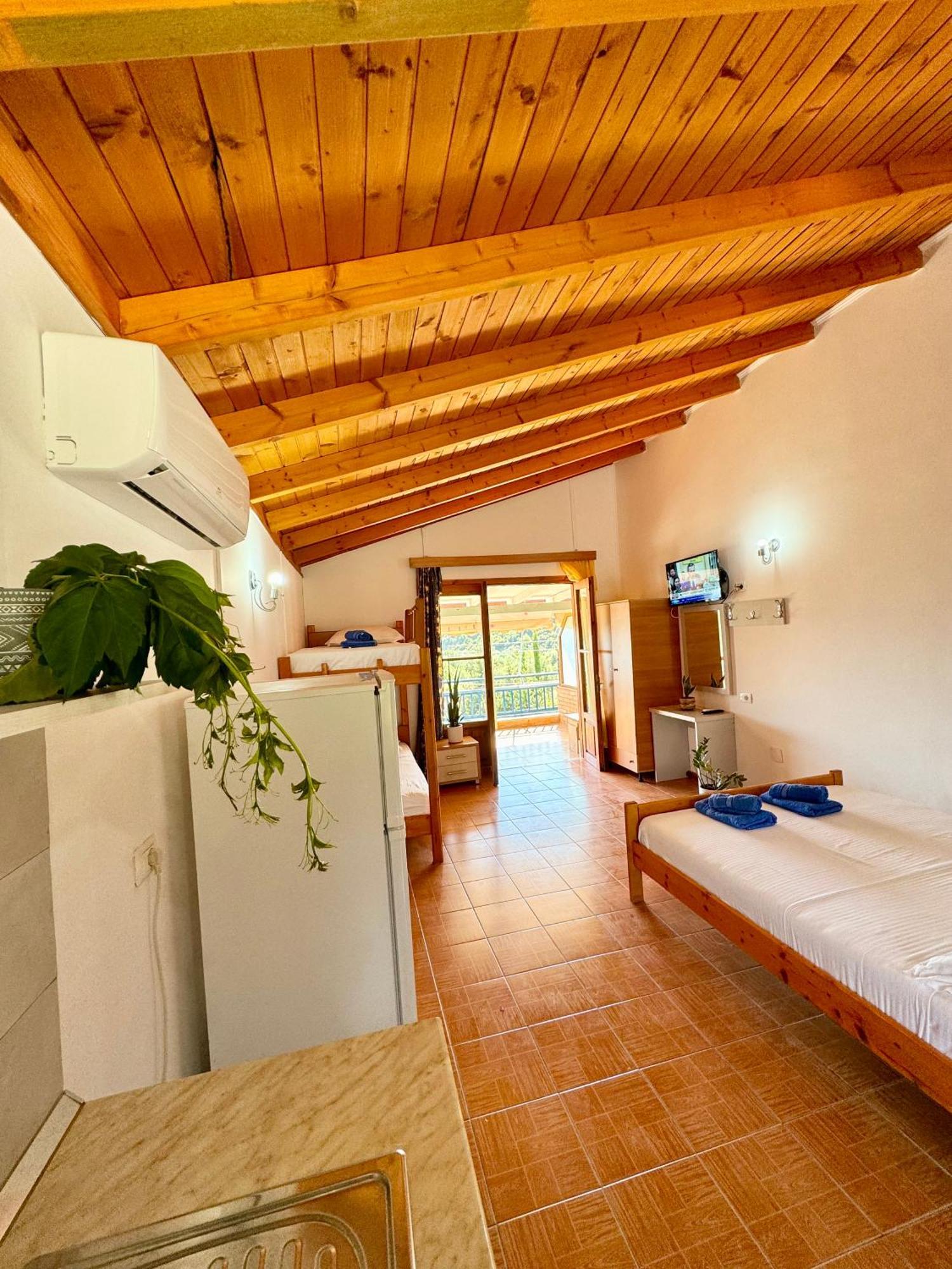 Guesthouse Rondo Himare Exterior photo