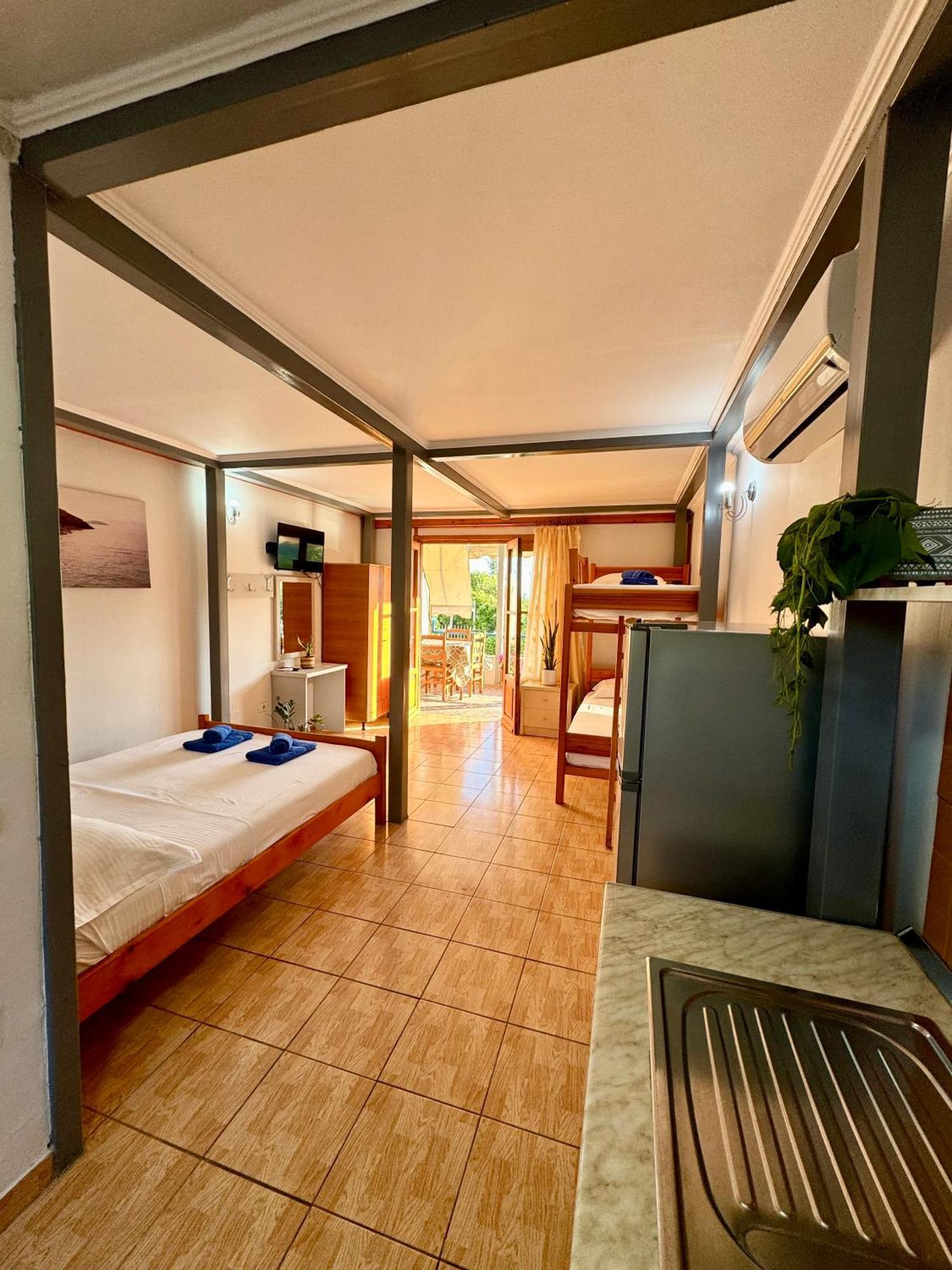Guesthouse Rondo Himare Exterior photo
