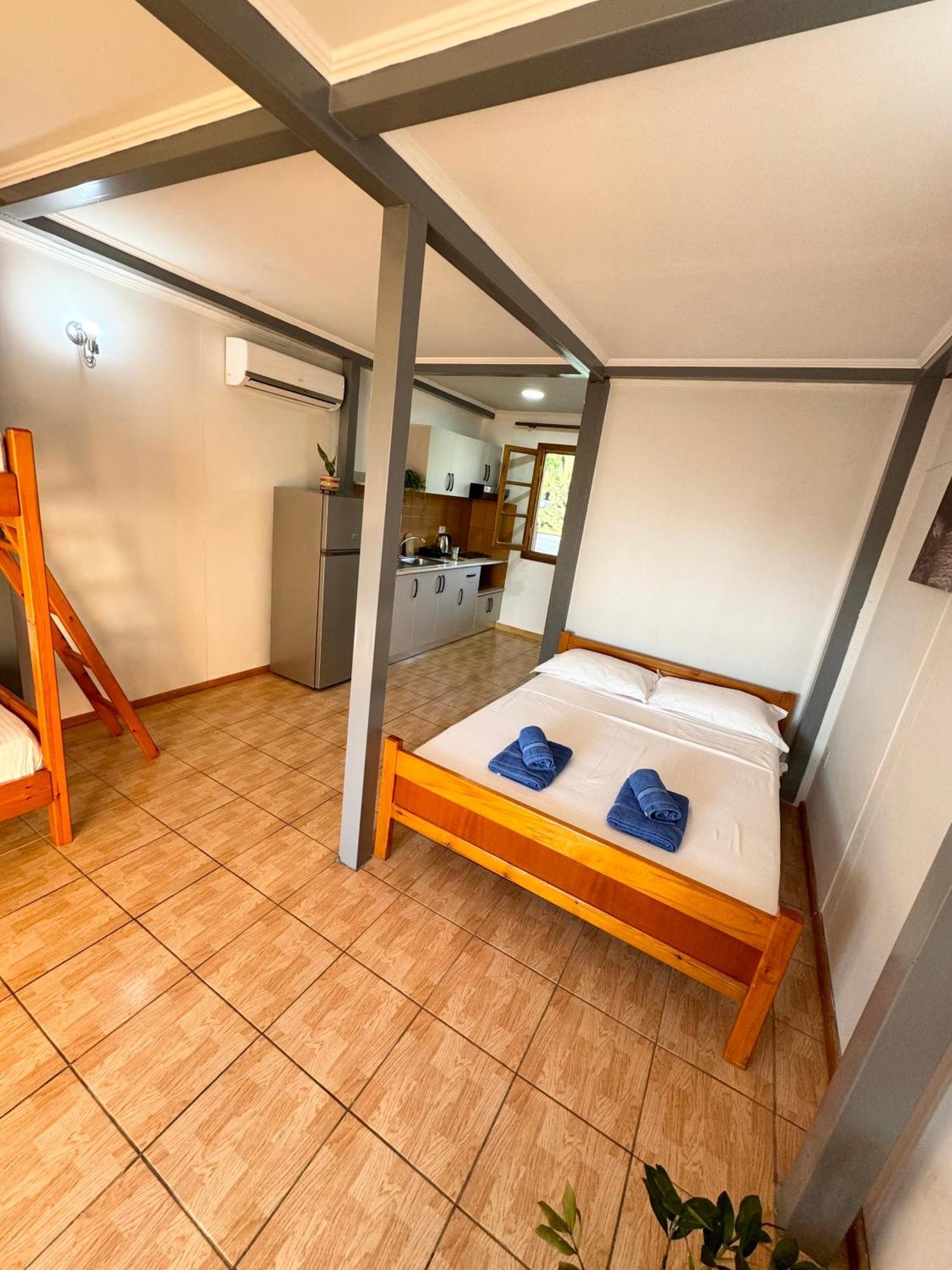Guesthouse Rondo Himare Exterior photo