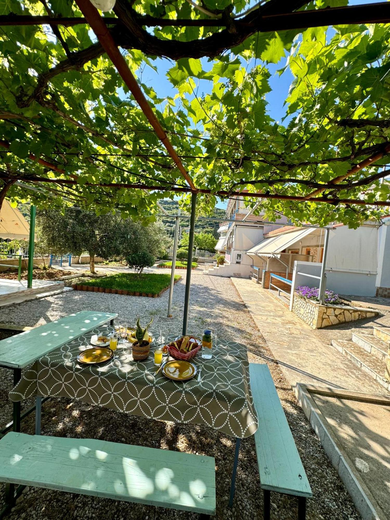 Guesthouse Rondo Himare Exterior photo