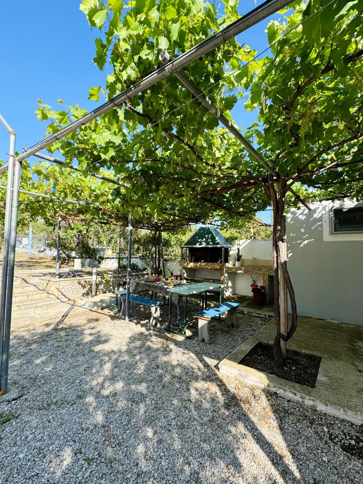Guesthouse Rondo Himare Exterior photo