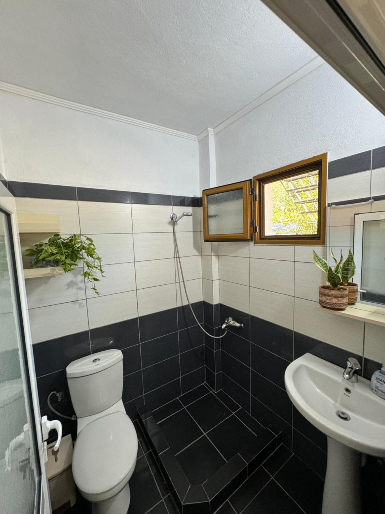 Guesthouse Rondo Himare Exterior photo