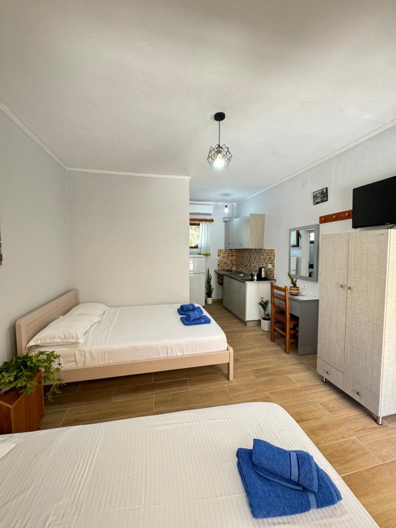 Guesthouse Rondo Himare Exterior photo