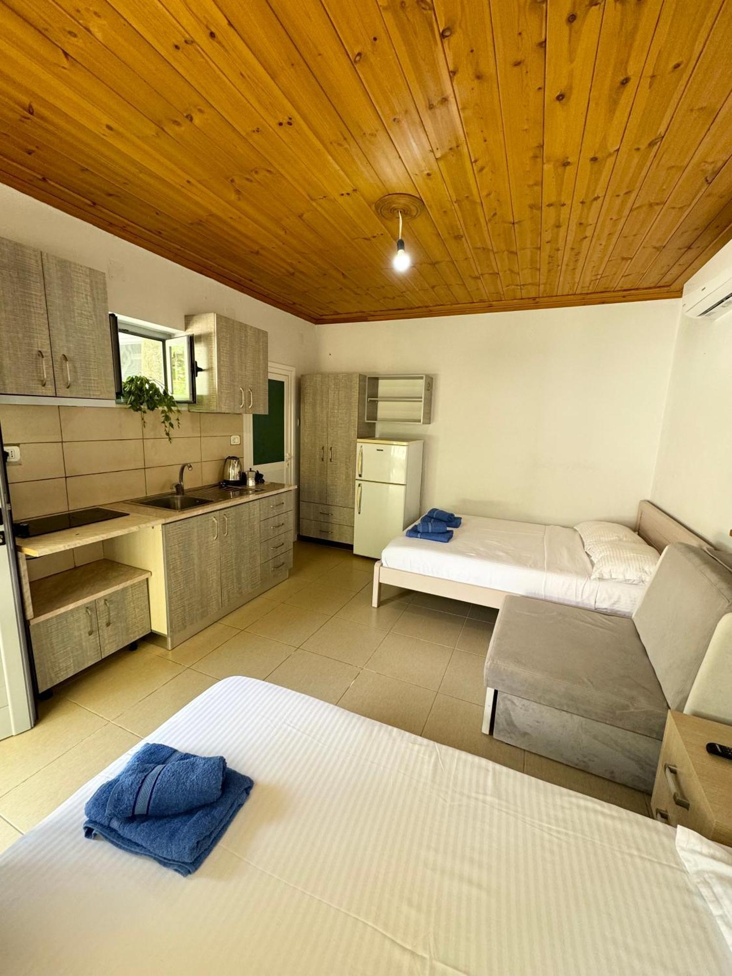 Guesthouse Rondo Himare Exterior photo